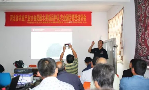 省農(nóng)業(yè)產(chǎn)業(yè)協(xié)會邀請美國園藝及小漿果專家高愉教授來河北進行指導
